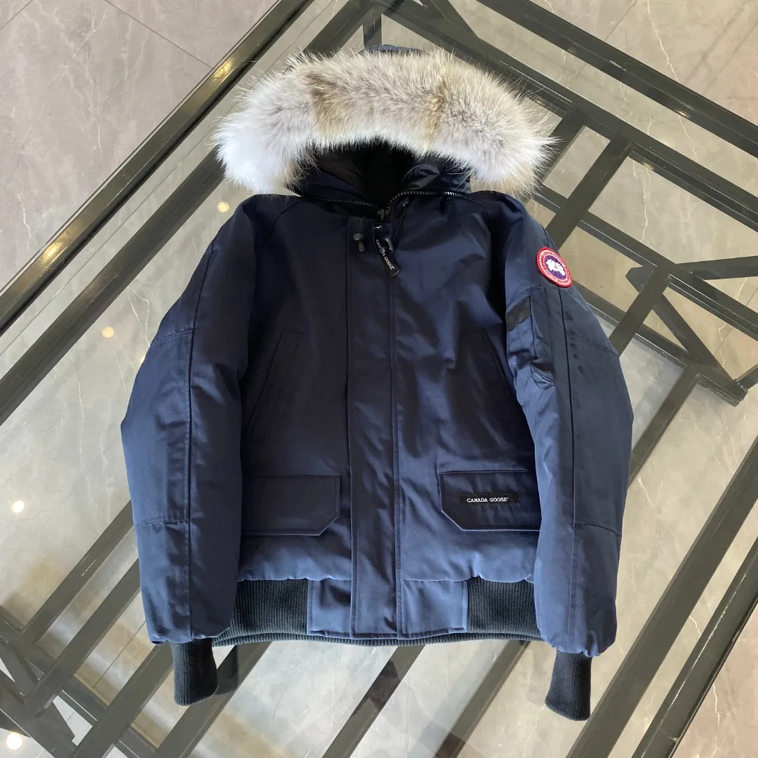 P760 Canada goose/Canada Goose 01 Couple Expedition Parka Down Jacket, authentic original version, you need to compare with the original to check it out at any time, all accessories are customized from the original factory 💯The softness and hardness of the fabric is compared with the original, and it can be restored by kneading at will (fabric misunderstanding: Fabrics with high hardness are not waterproof. Only when you buy the latest authentic version this year will you notice the softness and comfort of the fabric) 💯The down is synchronized with the authentic white duck down, fluffy and not lumpy. Electronically controlled velvet filling machine 💯Customized zippers with authentic YKK military-grade copper core zipper pullers, high hardness and no jamming 💯The fur collar is purchased from Western Canada coyote skin original customization 💯All workmanship and wiring are controlled by workers with more than ten years of experience. They must be horizontal and vertical, and are not allowed to twist. The inner wiring density is more sophisticated. Feel free to compare 💯Big goose label Collar label Washed label Hangtag Zipper cord Pocket label Back label, collar velvet, Velcro fasteners, cuffs, all details are updated simultaneously with genuine products. The best version, the most complete color matching, all kinds of battle products. Color: off-white, black, charcoal gray, navy blue, red, blue. Size: XS-XXL